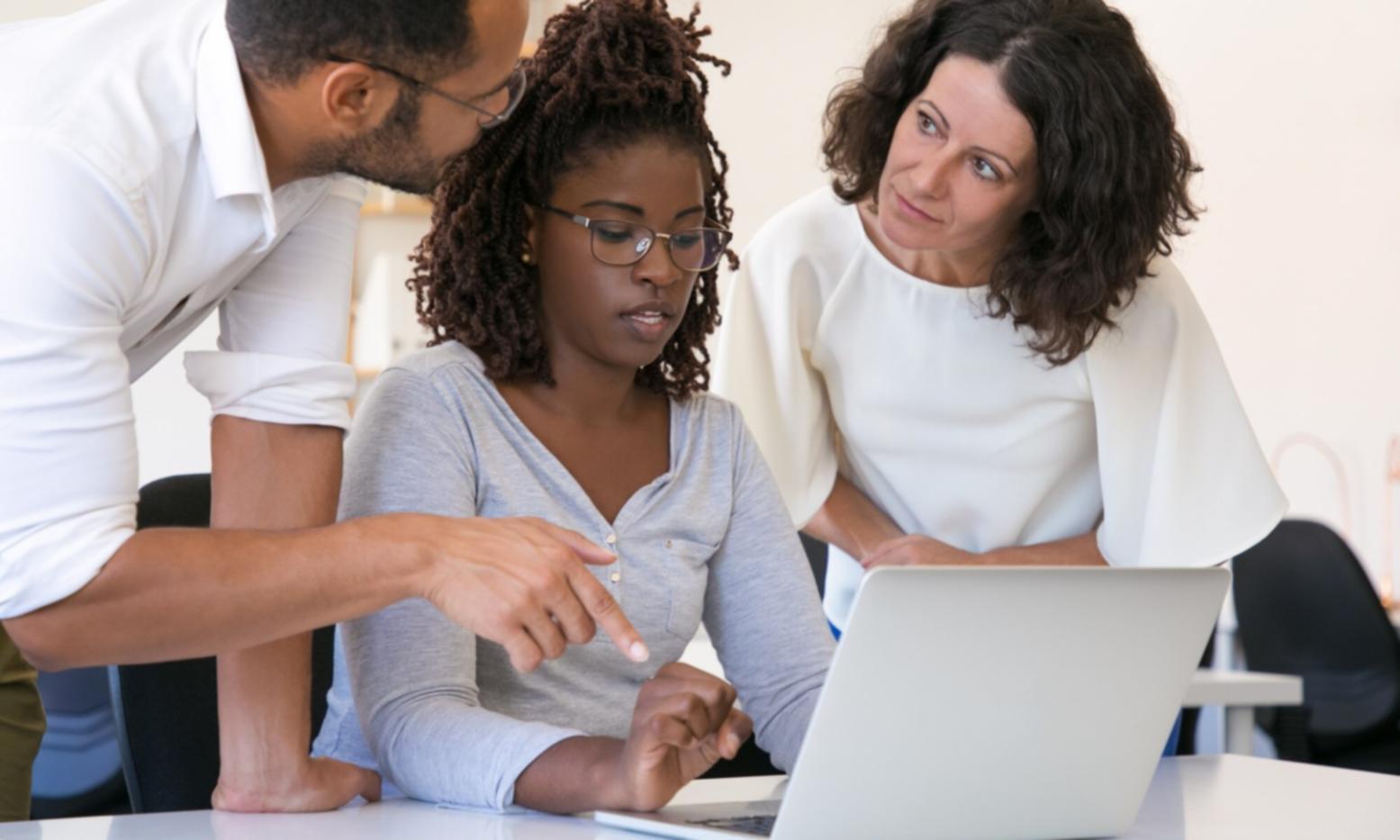 Международные студенты изучают финансы в современной аудитории